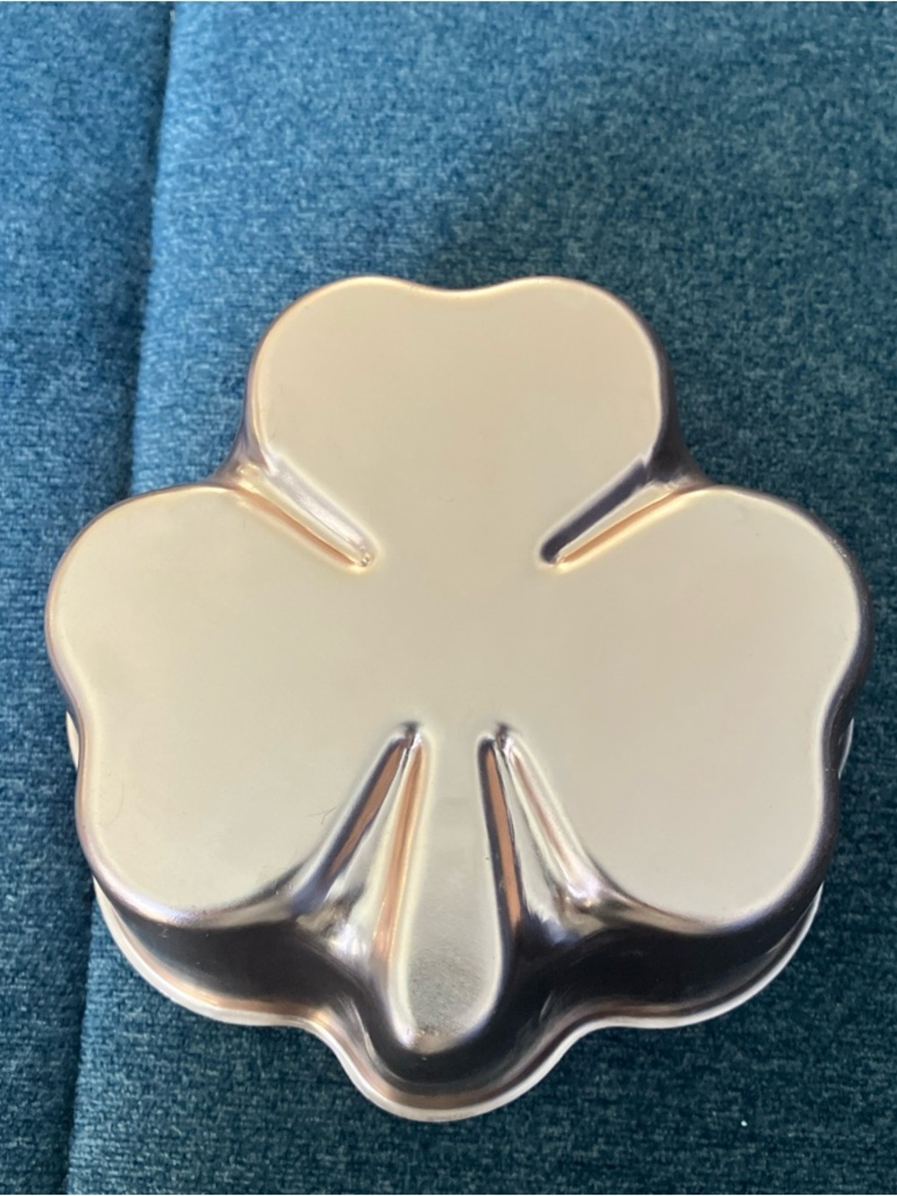 Vintage 3 Cup Copper Colored Aluminum Clover Mold Jello Cake Candy Or Wall Decor
